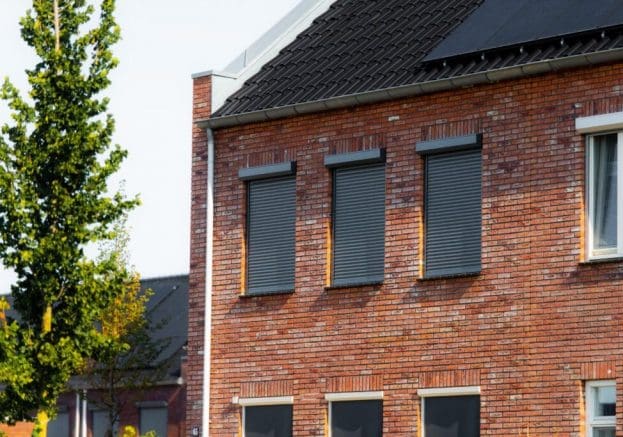 Rolluiken op mooie hoekwoning