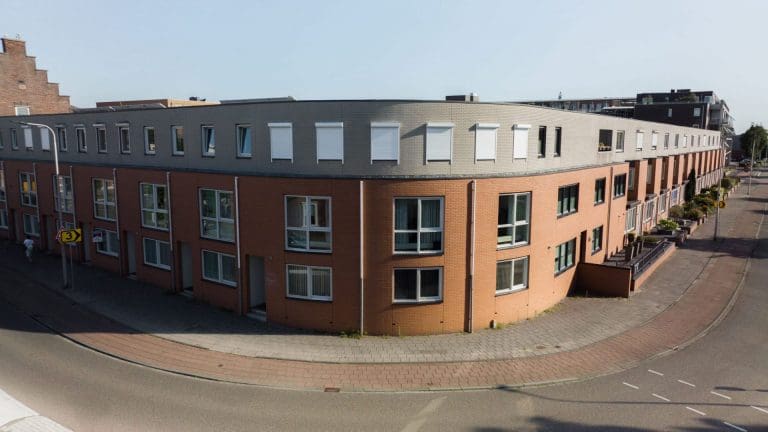 Witte rolluiken op hoekwoning