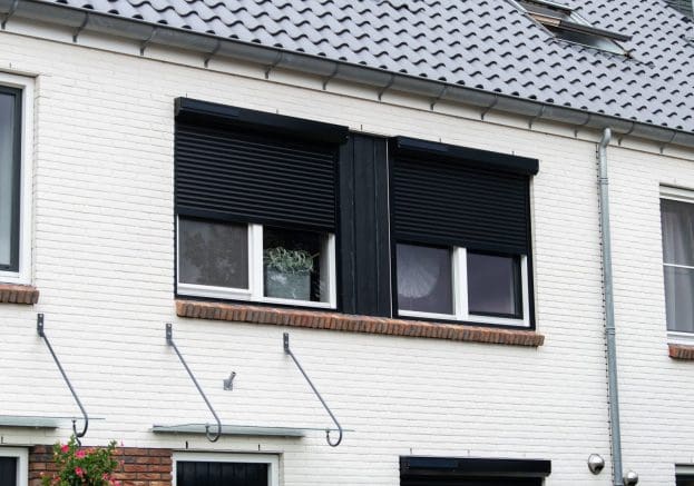 zwarte rolluiken woning